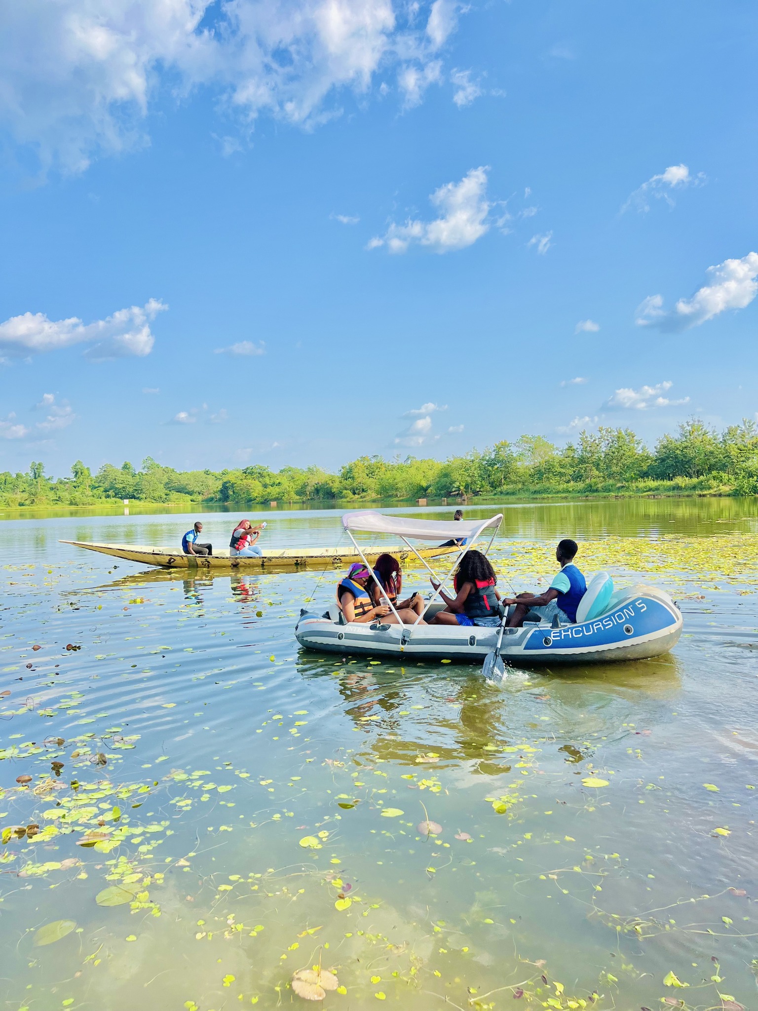 Pirogue sur le lac de Kibouo